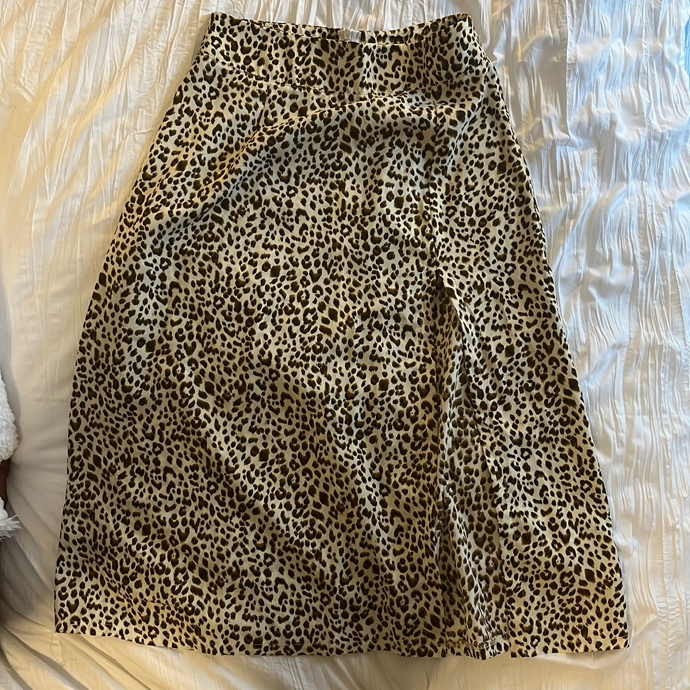 Small cheetah print skirt with slit
